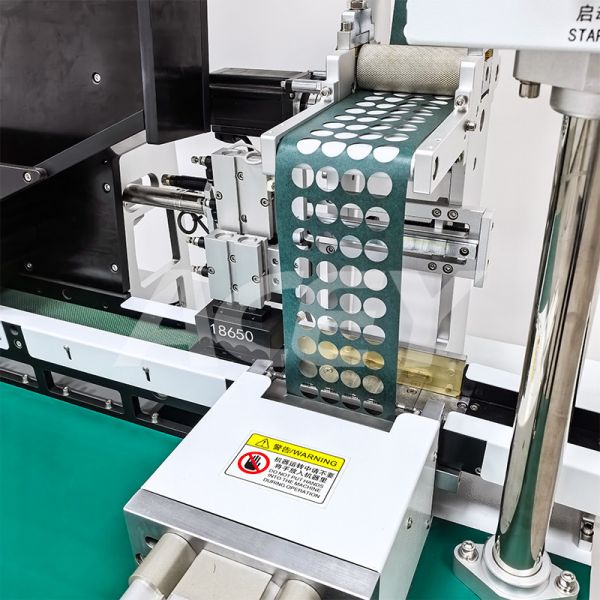 Automatic Lithium Battery Insulation Paper Sticking Machine for 18650 21700 26650 32700