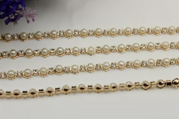 Perfect customized high quality 10 mm width light gold white pearl decorative metal chain for bag strap