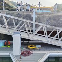 Marina Dock Flutuante Passeios de alumínio com rolos UHMW Acessórios de blocos de borracha Rampas de alumínio Ponte flotante