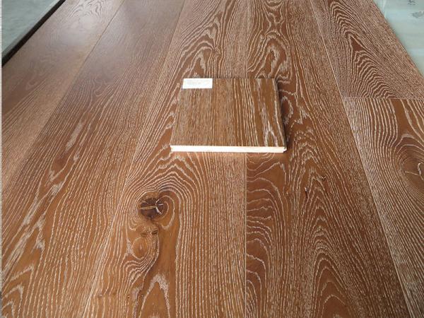 Le chêne blanc balayé a machiné le plancher en bois avec, les taches populaires australiennes de couleur