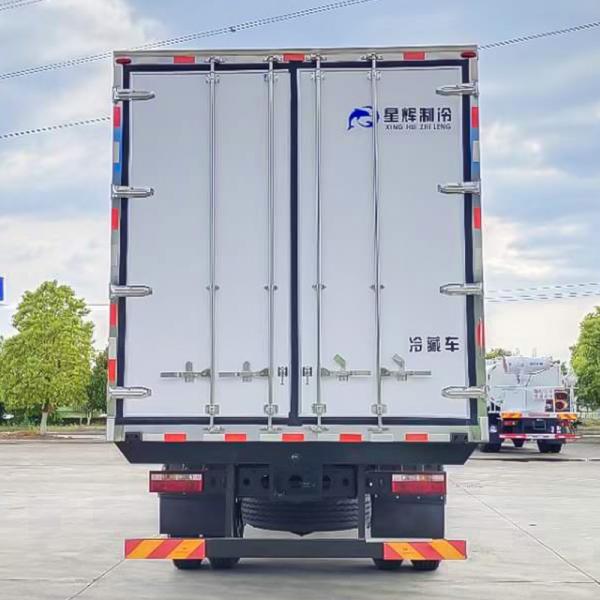 Long and Short Distance Fresh Food Delivery Made Easy with Jianghuai 30 Minute Refrigeration 6.8 Meter Refrigerated Truck