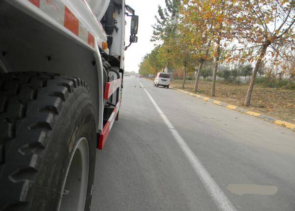 Caminhão da água de esgoto do vácuo da eficiência elevada 17CBM LHD 336HP para a chuva urbana Wells