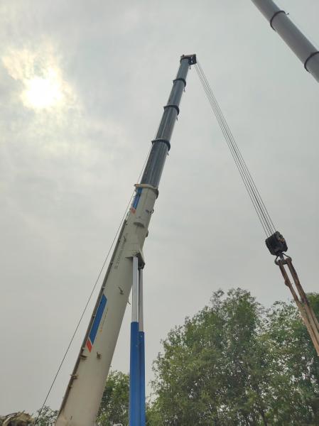 2012年製Zoomlion QAY400クレーン、70mメインブーム、78mタワー、140tカウンターウェイト、スーパーリフト、メルセデスエンジン、2つのフック（100tと12t）