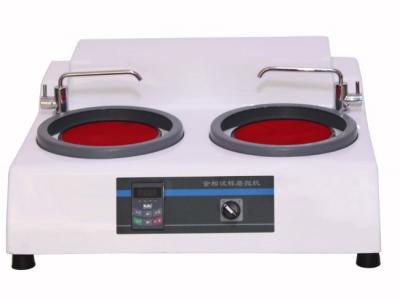 Preparação metalúrgica da amostra com o dispositivo refrigerando que mói o polonês
