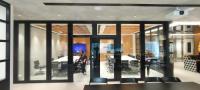 Separador de oficinas plegable de diseño moderno con material de superficie de vidrio templado de aluminio