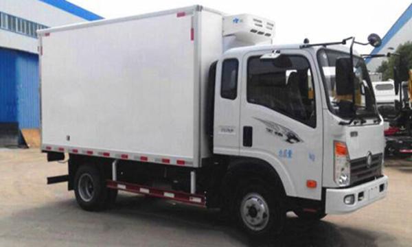7 つの T はトラックおよびバン LHD 4X2 のユーロ 2 の Closed ヴァン Truck With によっての凍らせていた箱を冷やしました