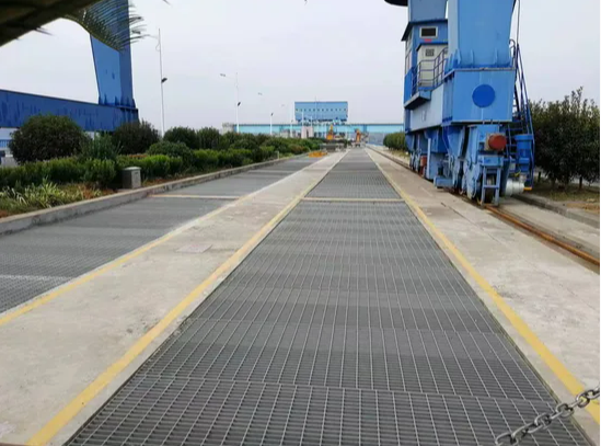 Hot DIP Galvanized Steel Grating with 10-Year Warranty for Heavy-Duty Anti-Slip Platforms