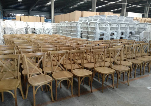 Деревянное Crossback предводительствует вычуру 42.5x43x88cm мебели найма свадьбы королевскую