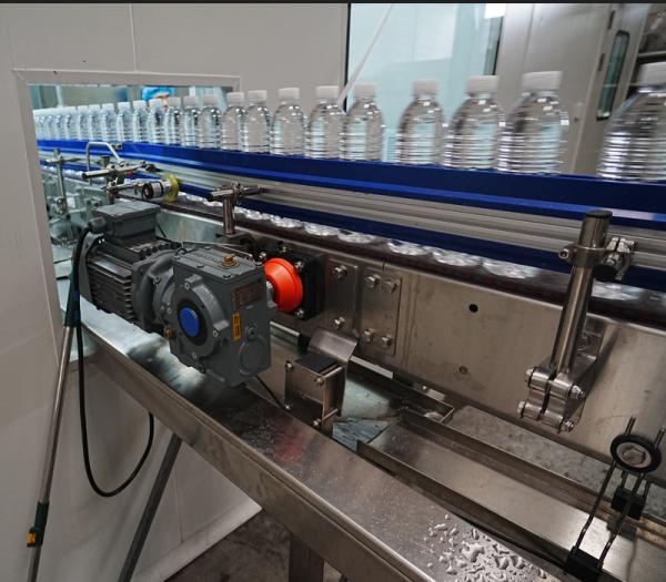 Machine de capotage automatique à grande vitesse de bouteille en plastique en PET