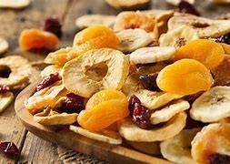 Linha secada da trasformação de frutos da fatia do abacaxi com embalagem do saco