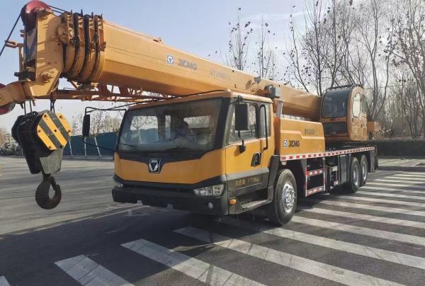 Une grue d'occasion de 25 tonnes à bas prix en bon état.
