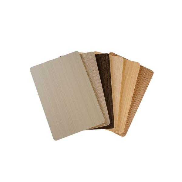 Fabricação de revestimento de parede de fibras de mármore para pavimentos de ginásio