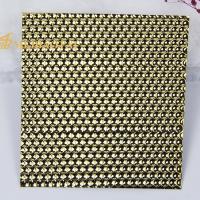 a espessura de 0.85mm gravou a parede de aço inoxidável do teste padrão do favo de mel do ouro da folha decorativa