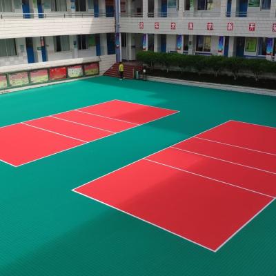 Pavimento de desporto de azulejos de PP vermelho recomendado para instalações desportivas MOQ 500pcs