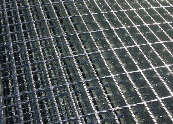 Customized Length Galvanised Steel Mesh Walkway Serrated Style Free Sample