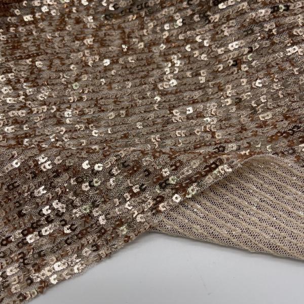 Des séquins de tissu brodé de différents modèles et styles disponibles
