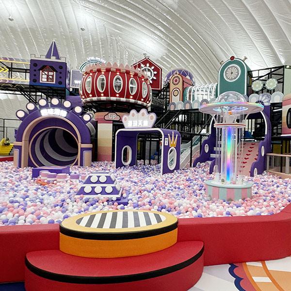 Estructura de juego interior con toboganes y paredes de escalada - Certificada ASTM/CE