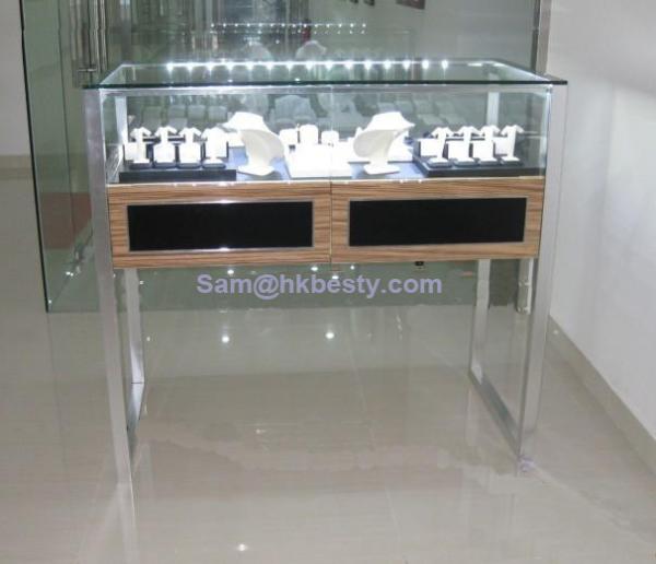 LED Light Bars Fashion Jewellery Display Showcase