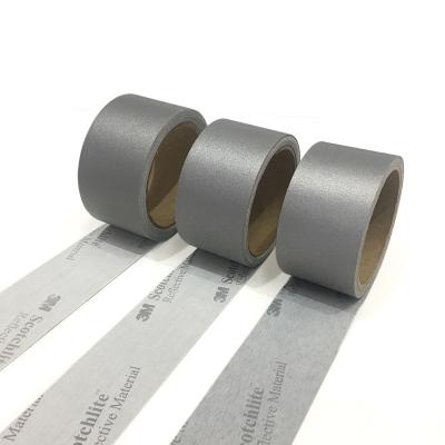 Substitua  8912 9910 8906 visibilidade alta da tela reflexiva de  8910 para o cinza de prata da roupa