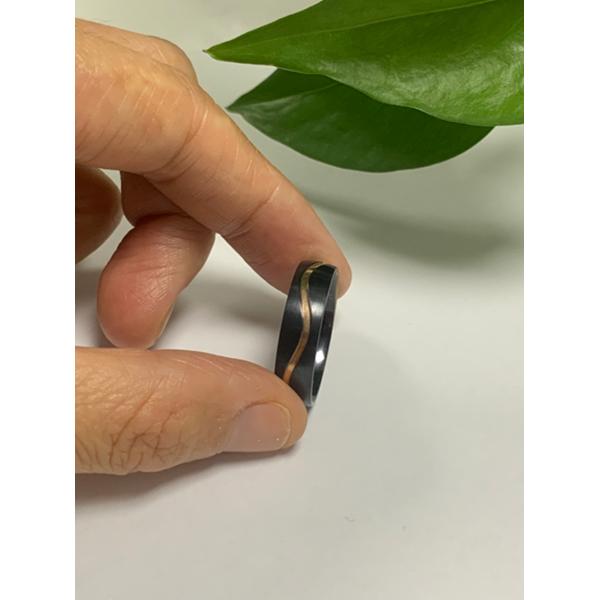 Venta al por mayor de fábrica y anillos de boda de circonio y titanio negros y grises a la moda y joyería para hombre sin decoloración Anillos de boda para hombre