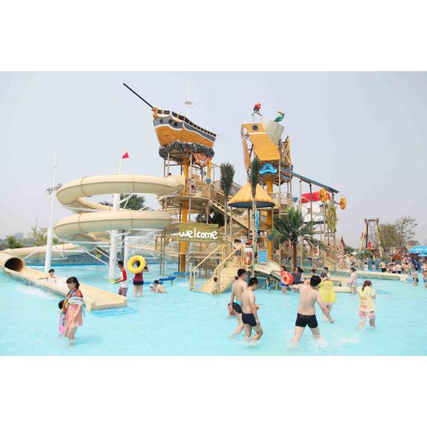 Цветастая напольная вода паркует с скольжениями воды стеклоткани космос 29 x 27m