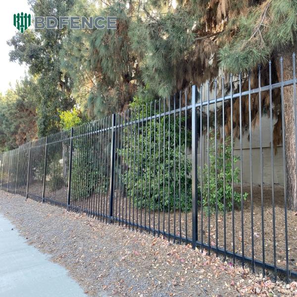 Безопасность прежде всего. Трубчатый стальной забор. Защита от детей.