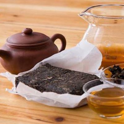 O tijolo do chá preto das vitaminas e dos minerais da natureza bebe o tijolo diário do chá comprimido