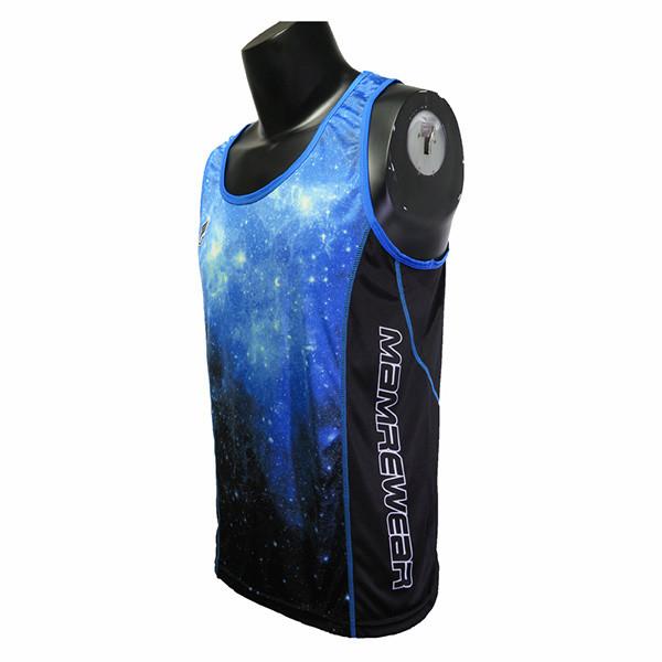 O esporte ocasional da cor azul bonita veste os homens aptos secos que correm camisetas de alças