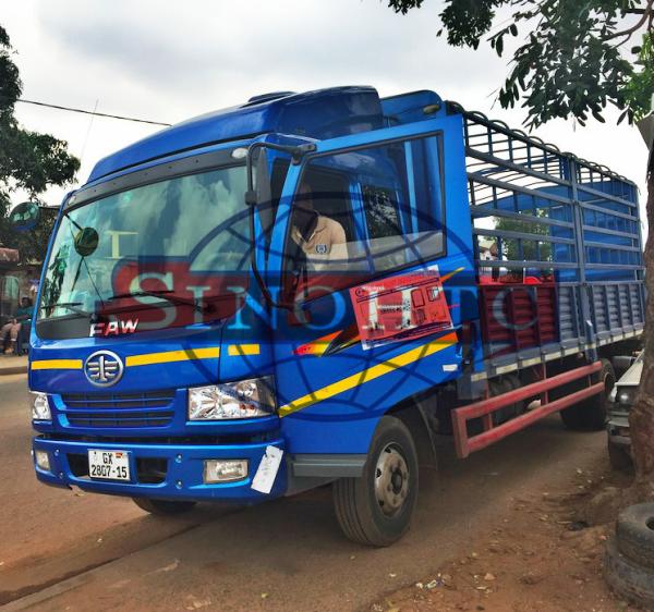 4 X 2 Cargo Transport Truck With High Sidewall 15 Tons Max Loading
