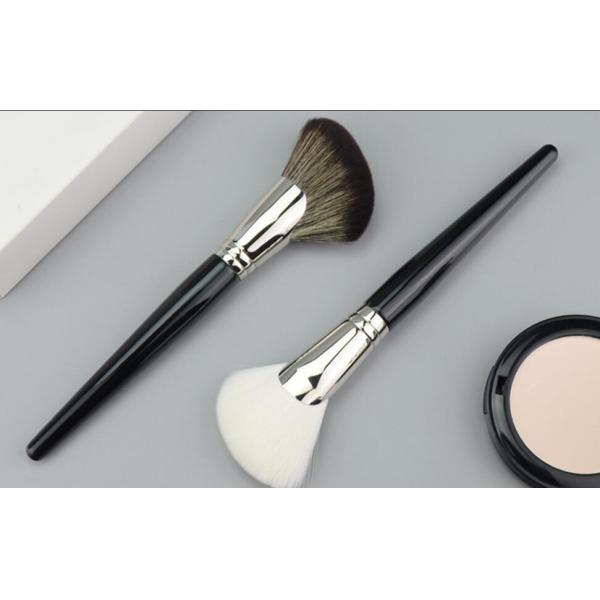 Изготовленный на заказ макияж порошка контура стороны метки частного назначения чистит мягкие синтетические волосы щеткой с деревянной ручкой