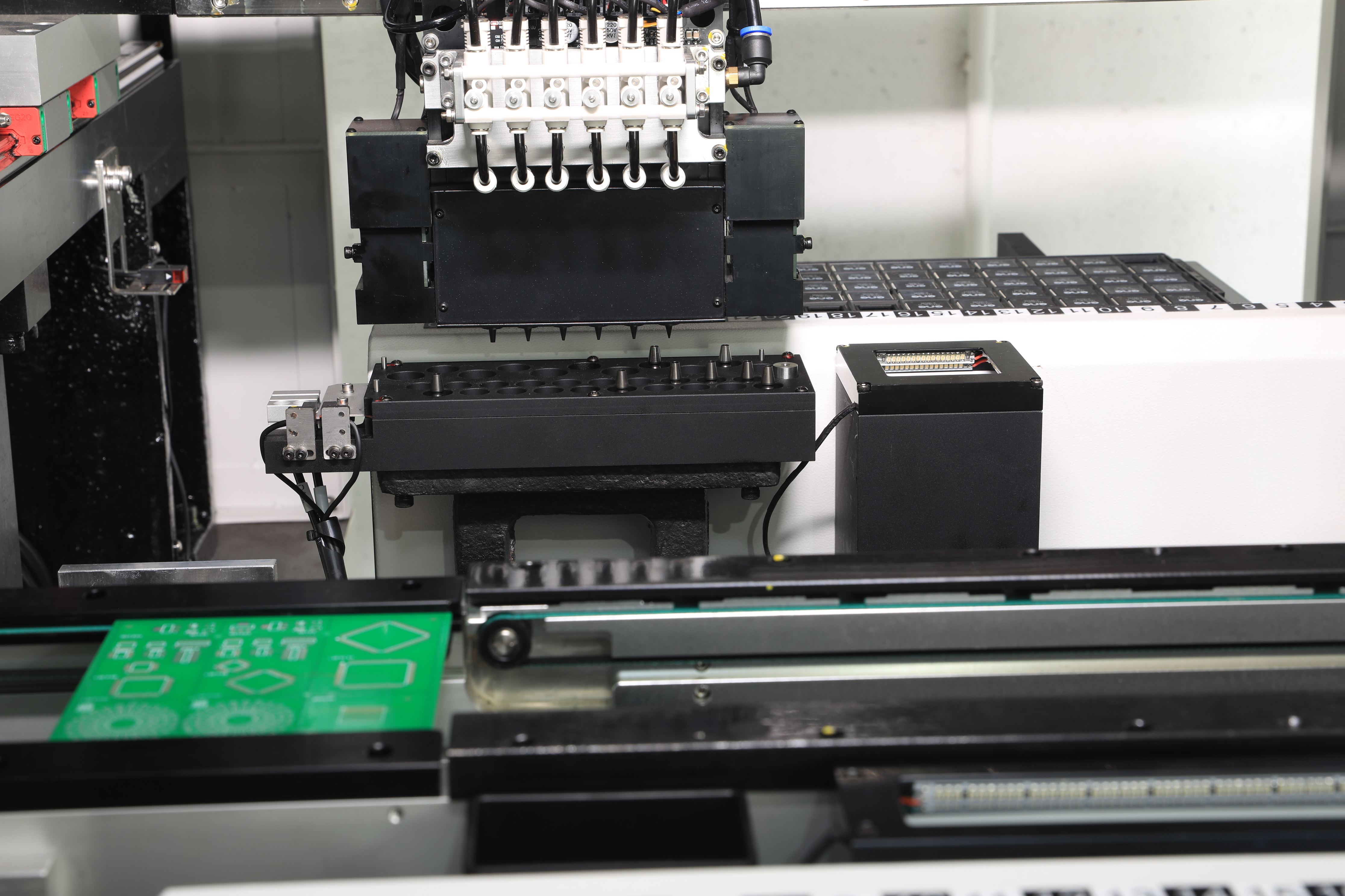 Автомобиль прокладывает рельсы меля машина CHM-751 Charmhigh собрания PCB винта 6 голов