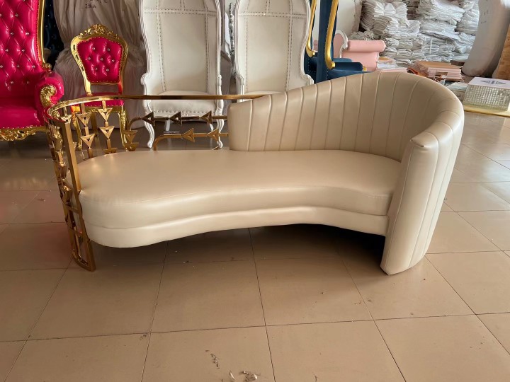 WENDING Pearl White Asymmetric Chaise Lounge – Gold Arrow-Frame Luxury Hotel Sofa