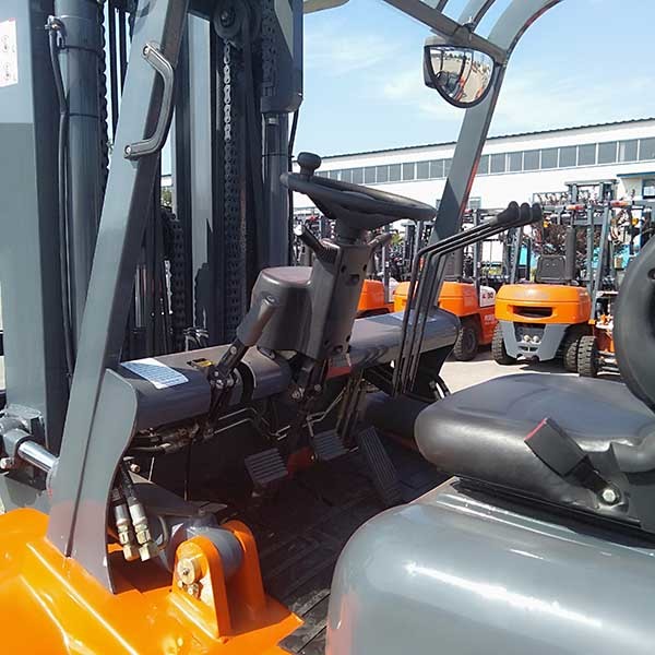 7000kgs FD70 7 Ton Diesel Powered Forklift With Triplex Mast And Fork Positioner