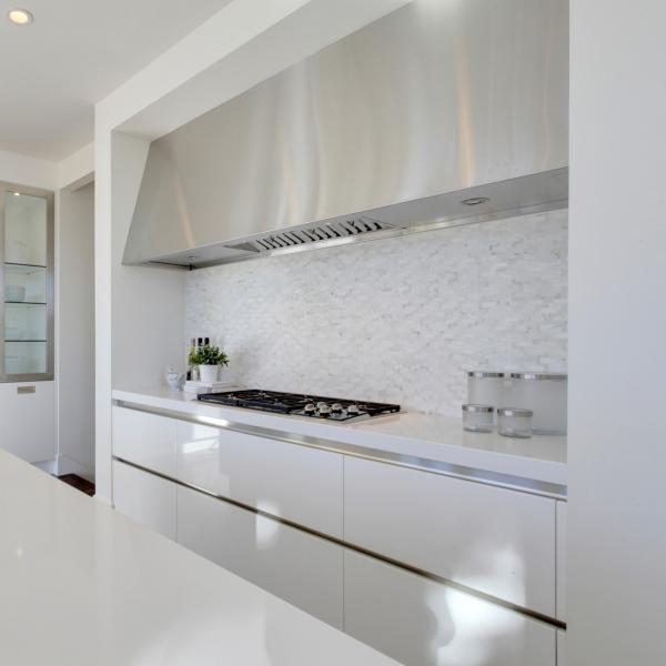 Customized Villa Modern White Glossy Kitchen Cabinets Moisture Proof
