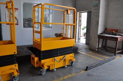 O mini móbil de utilização longo do período Scissor o elevador com carga 200Kg e cor amarela