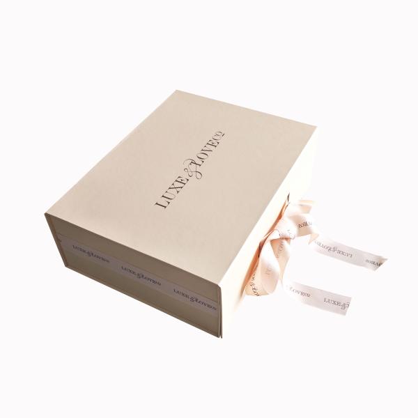 Magnetic Closure Paper Gift Box Foldable Pink Color For Slippers Packaging