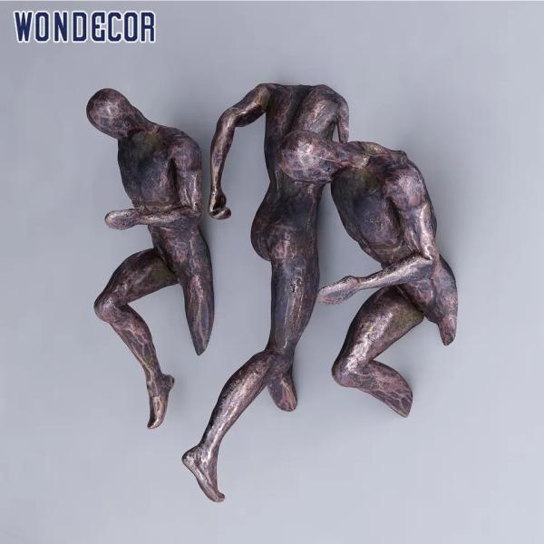 Идущая скульптура стены скульптуры 3D искусства стены металла человека бронзовая