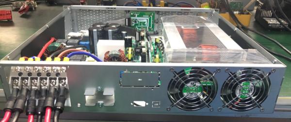 A onda de seno 3KVA da montagem em rack 3KW em linha levanta a fonte de alimentação