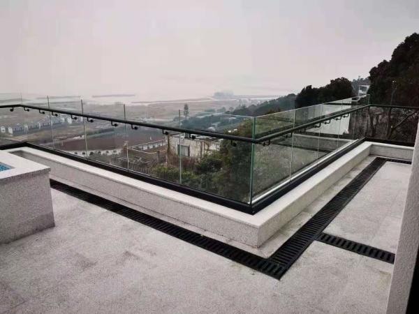 Modern Aluminum U Channel Glass Railing Customized Frameless Glass Balcony Railing