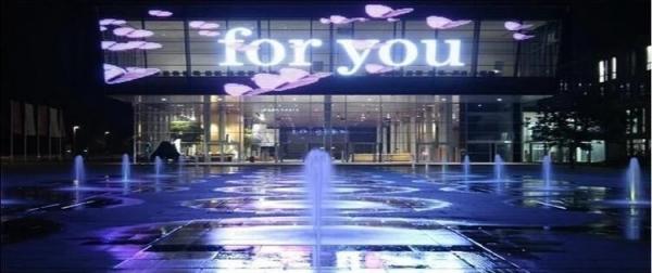 Physical Pitch 5*8mm 80% Transparency Glass LED Modules Brightness 5500 Nits