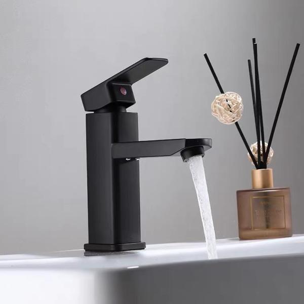 Кран раковины гостиницы Faucet Bathroom нержавеющей стали держателя 304 палубы квадратный