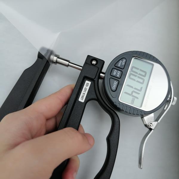 Filme esparadrapo do derretimento quente de alta elasticidade & de casca da força para a espessura da tela de matéria têxtil 0.03-0.20mm