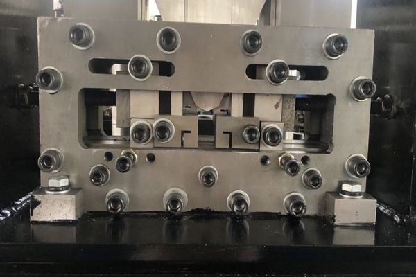 Machine de profilage à froid pour profilés de cloisons sèches C U