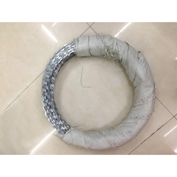 Китай Анпинг Фабричная цена ГИ Бритвенная проволока Барьер Concertina Колючая проволока Рулоны, используемые для безопасности аэропорта