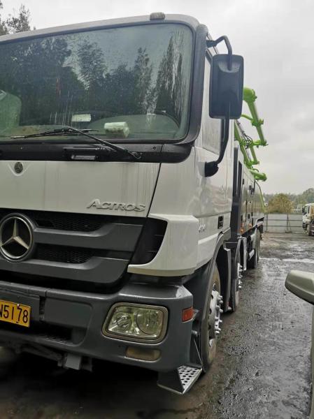 Zoomlion 52m 5 sections pompe montée sur un camion pour le batchage Plaque de voie blanche 13750*2500*4000mm