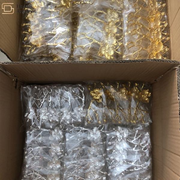 Кольца салфетки цветка цветения сливы металла для оформления обеденного стола