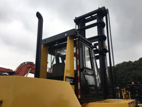 As empilhadeiras da mão de KOMATSU Fd250z segundo, 25T usaram a empilhadeira resistente