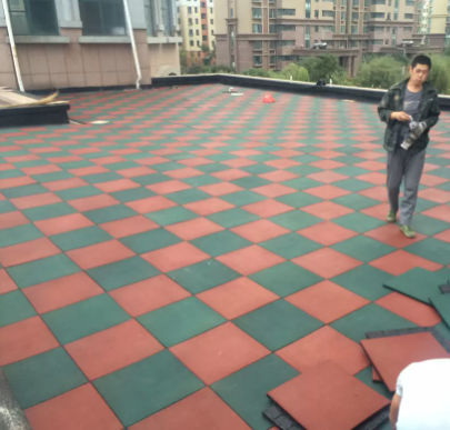 Revêtements de sol en caoutchouc amortissants pour parcs extérieurs 1000mmx1000mm 500x500mm