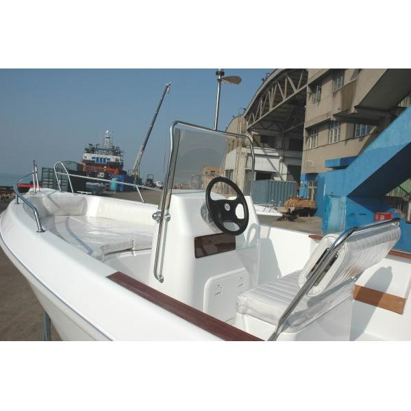 Environmentally Friendly Simple Pleasure Yacht White 5.8 M With Center Console