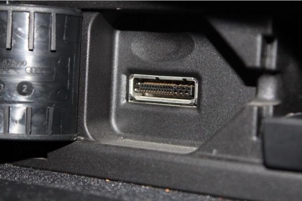 OEM Mercedes Benz iPod MP3 AUX media Interface Adapter Cable for iPhone 5 Benz 3.5mm